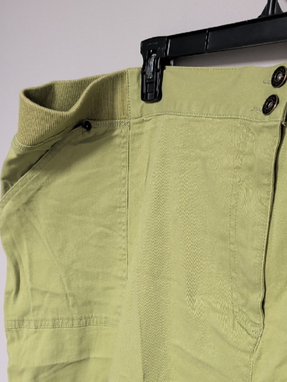 Liz & Me Olive Green Capris - Picture 4 of 6